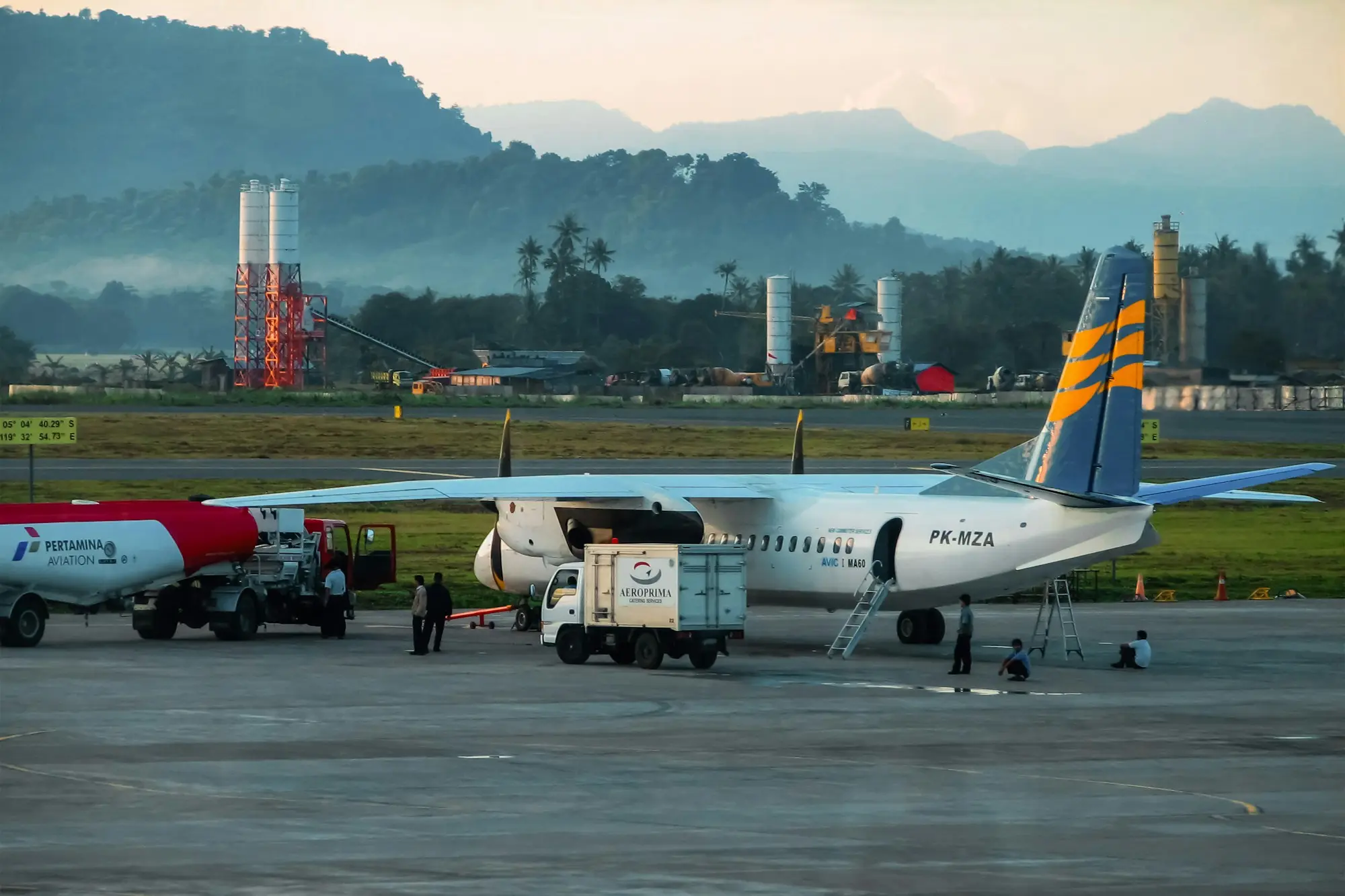 Pesawat dimuati di Bandara Makassar