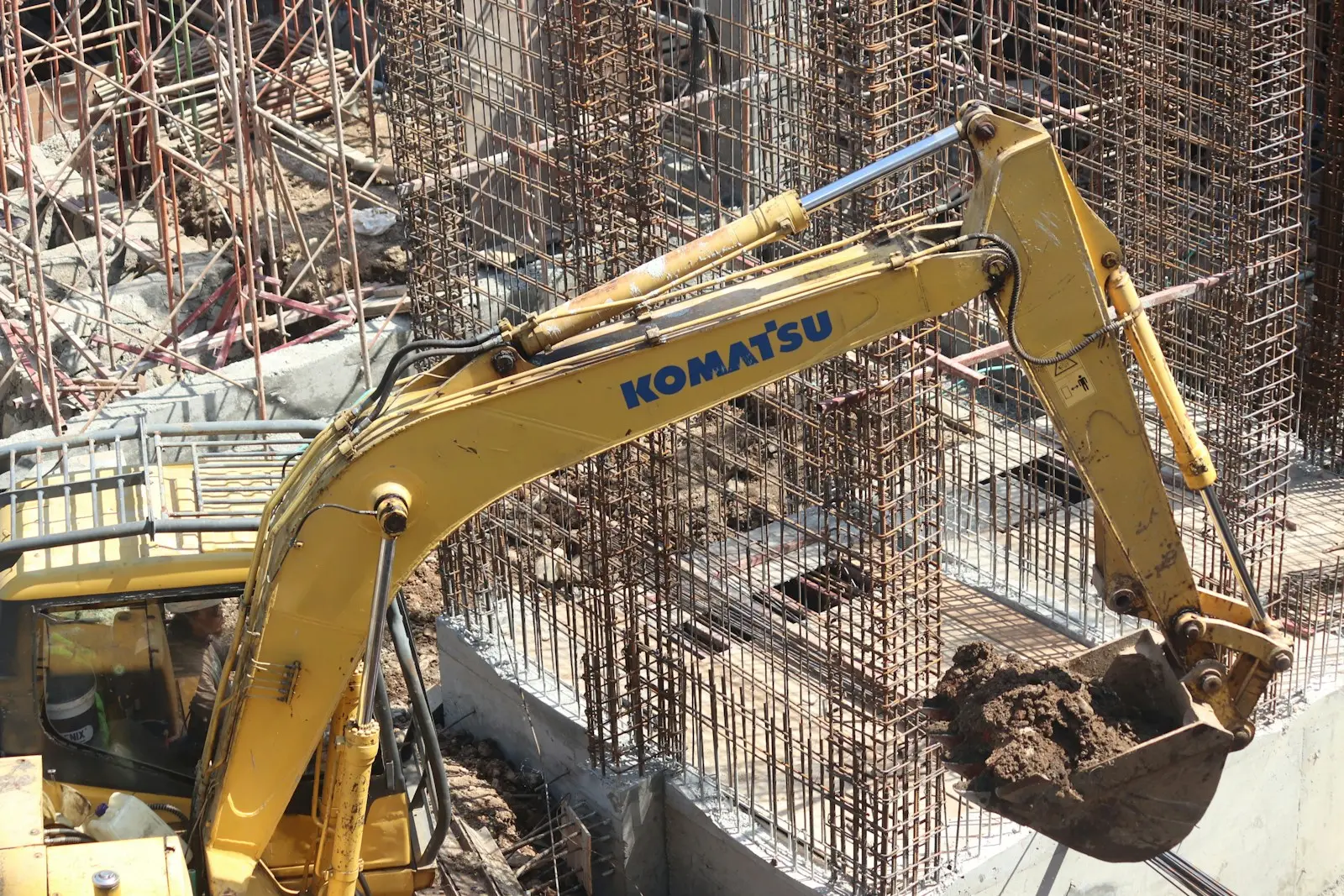 Ekskavator di proyek konstruksi