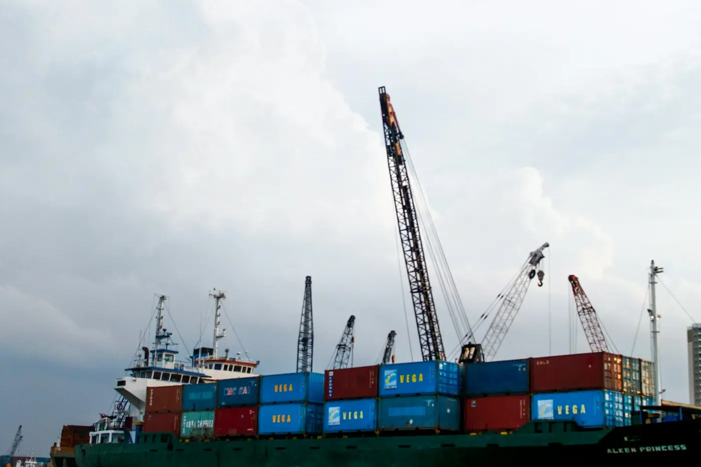 Kapal kontainer bersandar di pelabuhan dengan crane