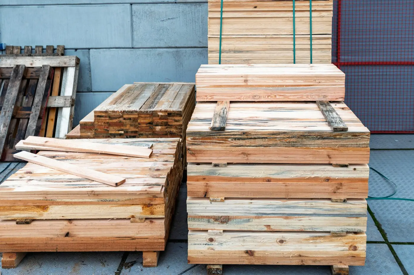 Tumpukan papan kayu dan palet untuk membuat peti kayu