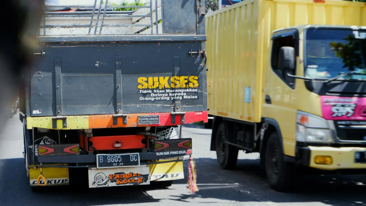 Dua truk kuning di jalan kota